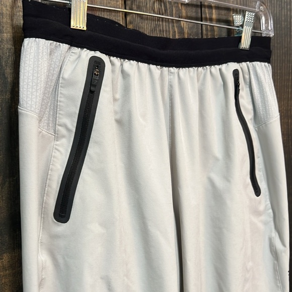 GymShark Hybrid Woven Pants S Grey Activewear Stretch Zipper Pockets Workout - Picture 2 of 16